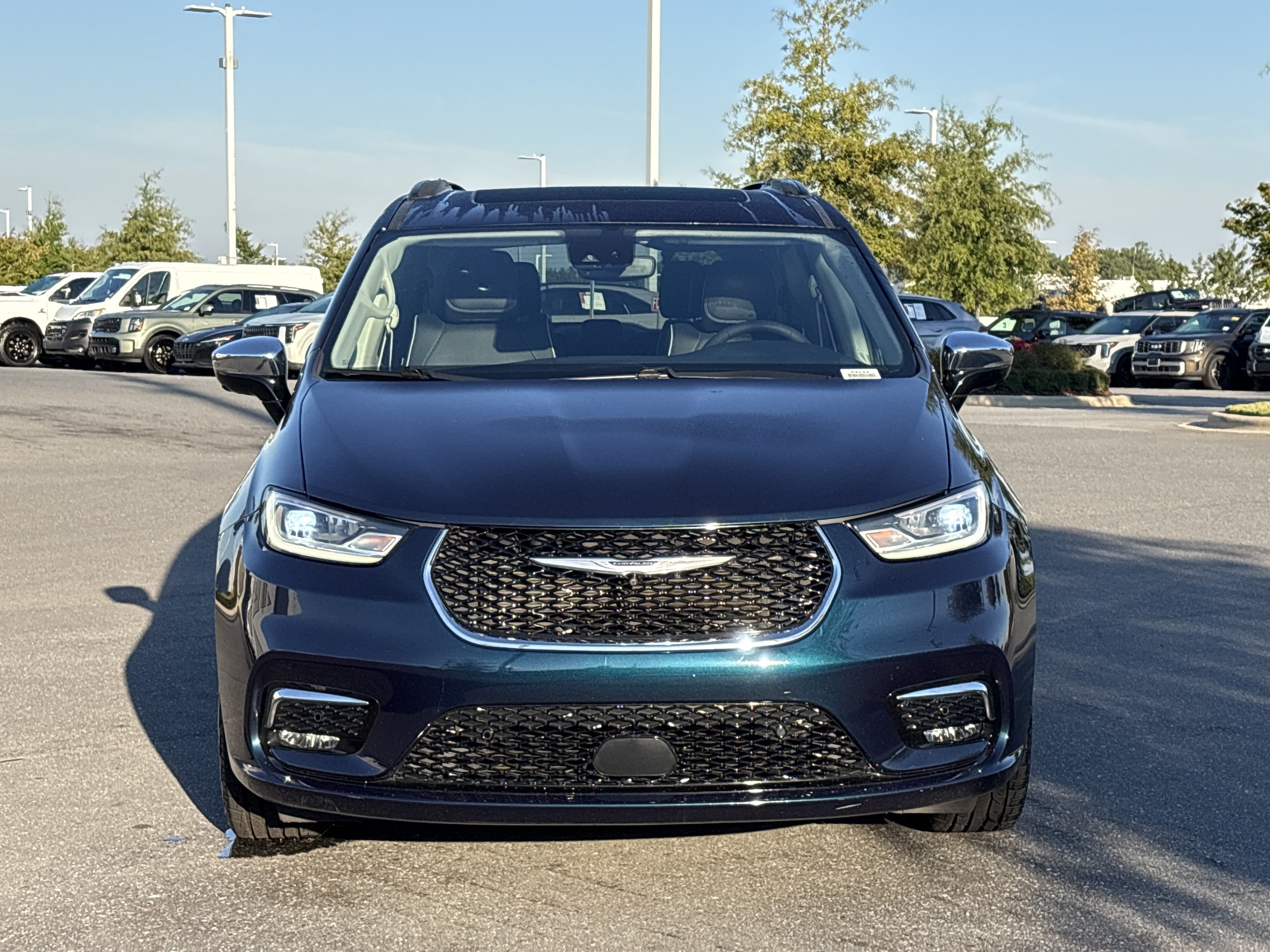 Used 2023 Chrysler Pacifica Limited w/ Uconnect Theater Family Group AWD/4WD image 3