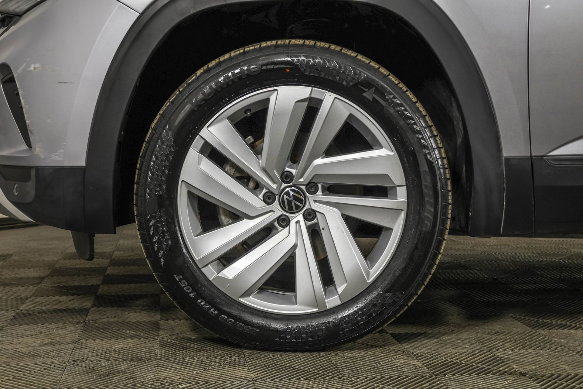 Used 2020 Volkswagen Atlas Cross Sport SE w/ Towing Package image 22