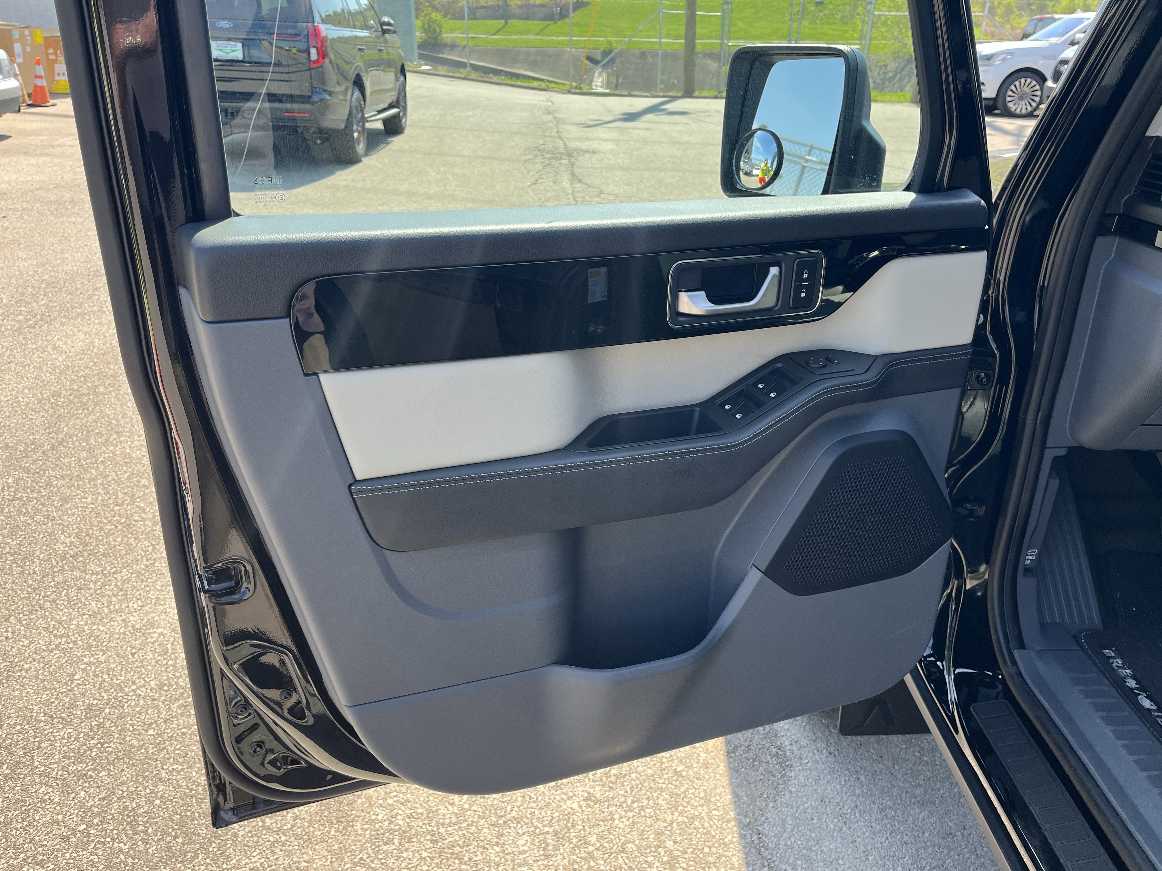 Used 2025 INEOS Grenadier Fieldmaster Edition image 9