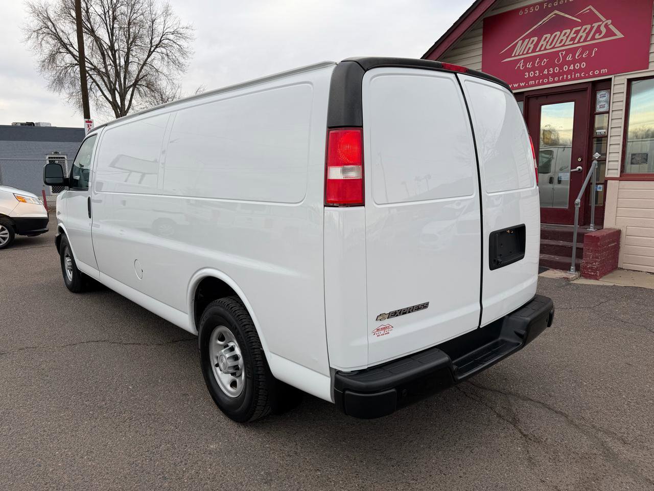 Used 2019 Chevrolet Express 3500 Extended w/ Driver Convenience Package image 9