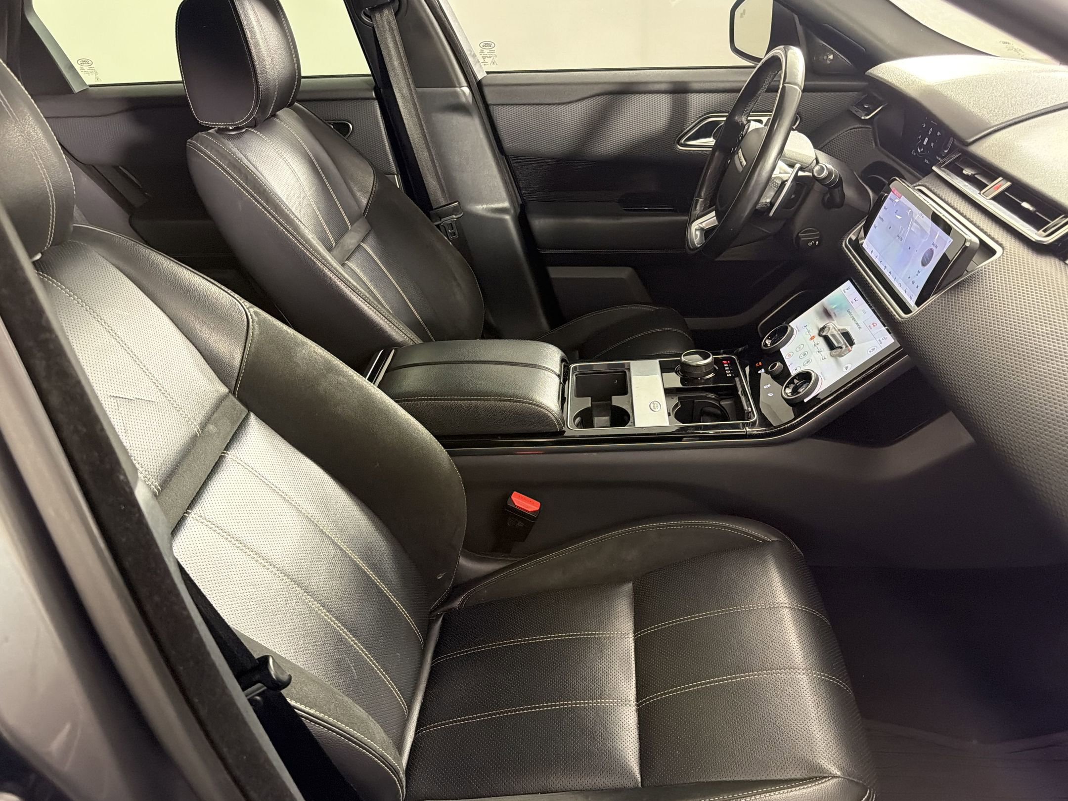 Used 2019 Land Rover Range Rover Velar R-Dynamic SE AWD/4WD image 26