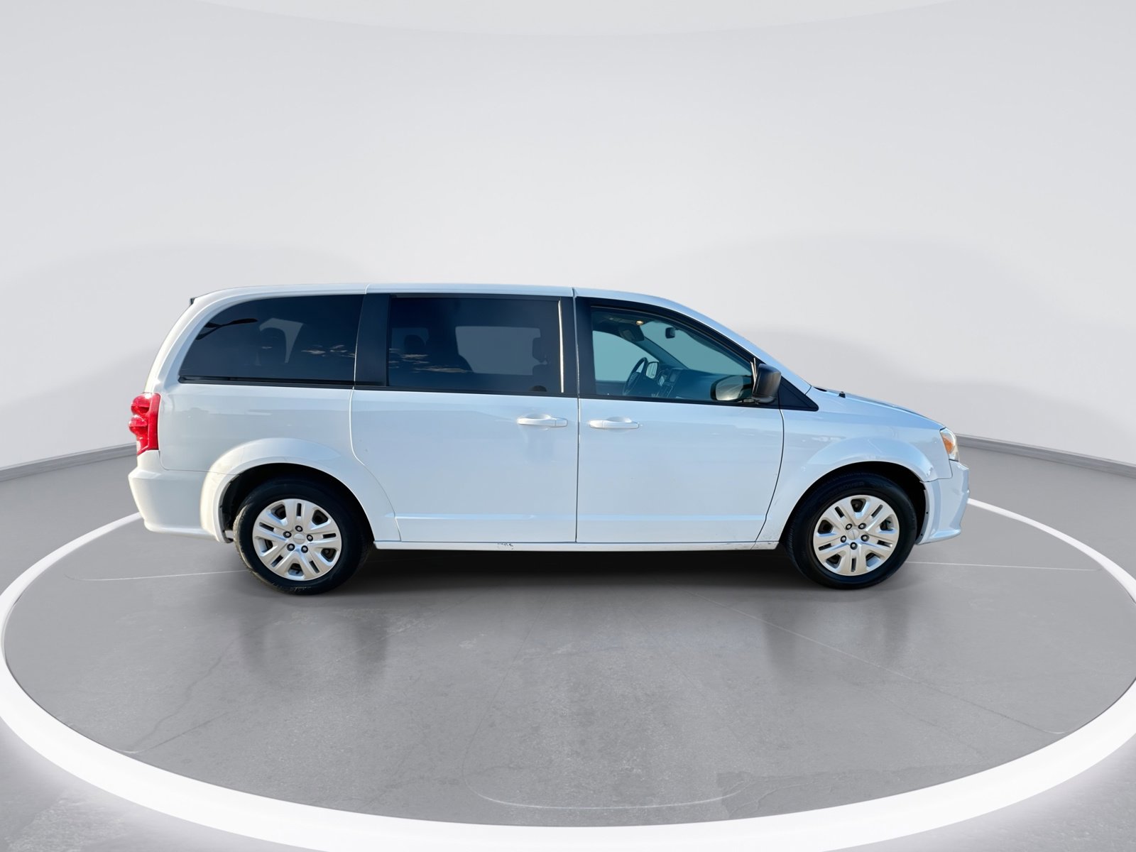 Used 2018 Dodge Grand Caravan SE w/ UConnect Hands-Free Group FWD image 9