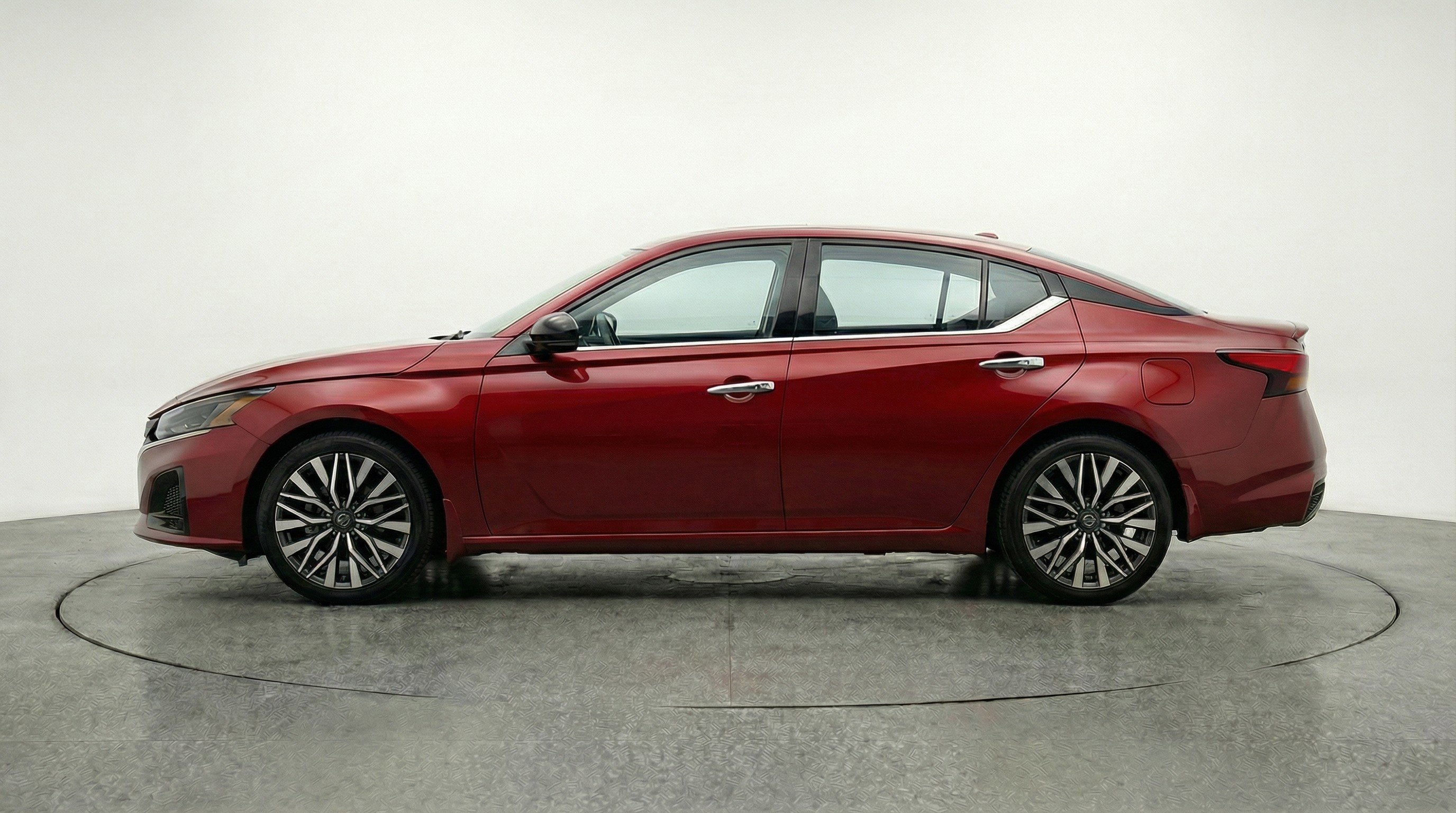 Used 2025 Nissan Altima 2.5 SV image 5