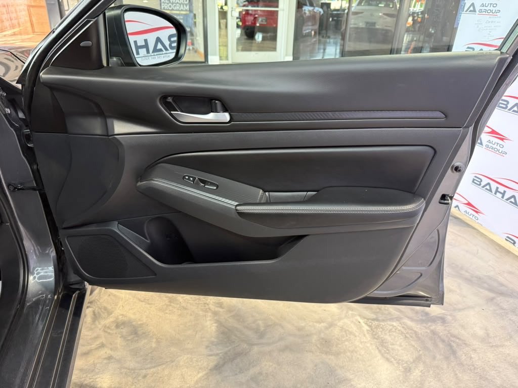 Used 2025 Nissan Altima 2.5 SV FWD image 49