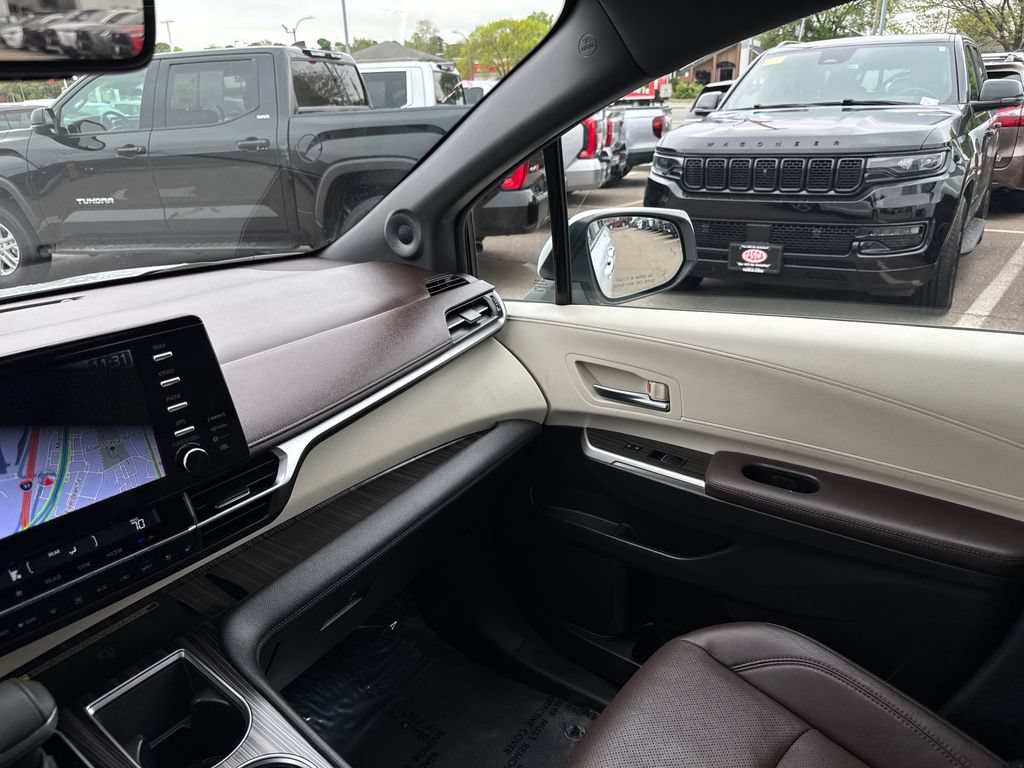 Used 2023 Toyota Sienna Platinum AWD/4WD image 47