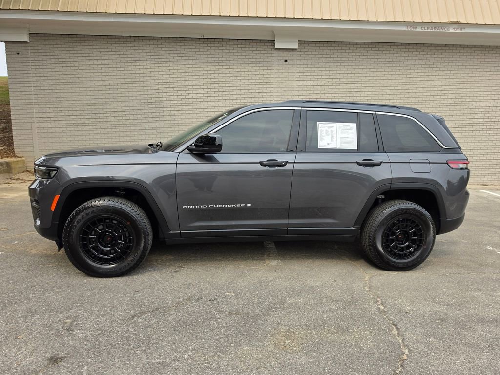 Used 2025 Jeep Grand Cherokee Laredo w/ Luxury Tech Group I RWD image 20