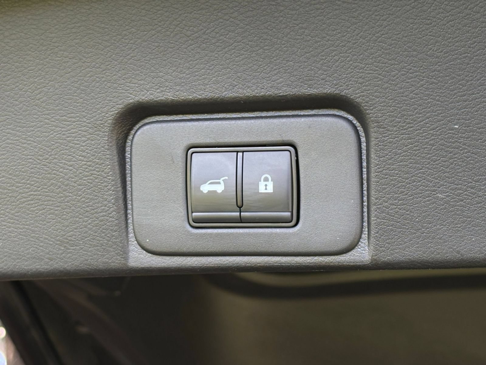 Used 2025 Nissan Rogue SV FWD image 22