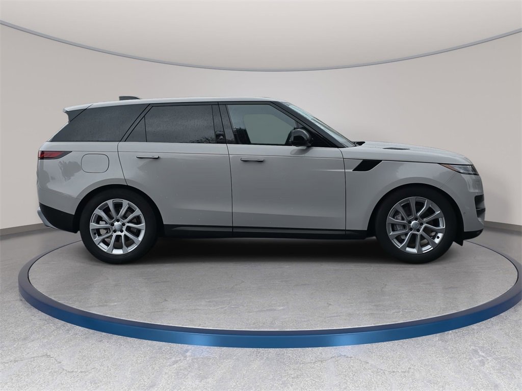 Used 2025 Land Rover Range Rover Sport SE image 5