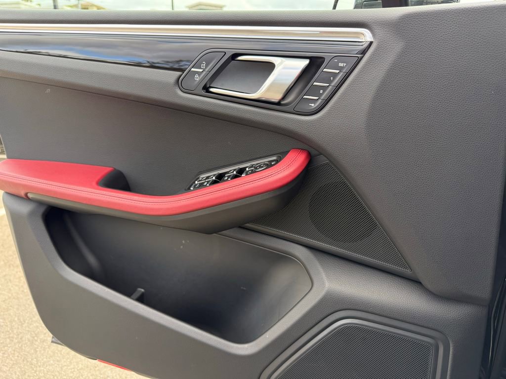 Used 2025 Porsche Macan image 26