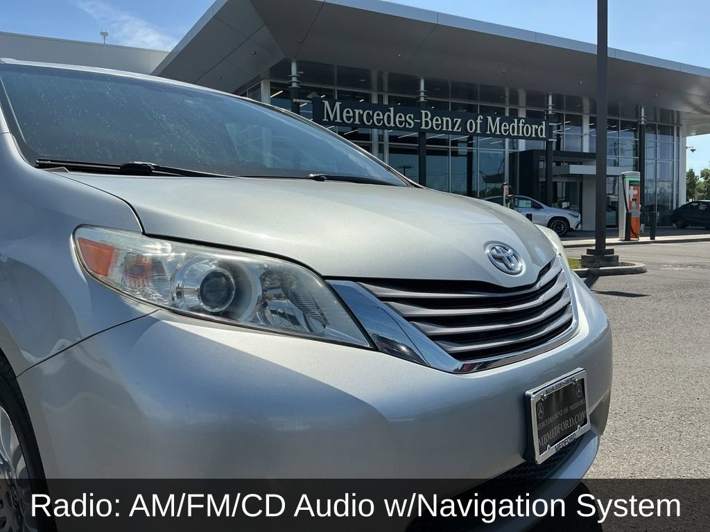 Used 2016 Toyota Sienna XLE w/ XLE Navigation Package FWD image 4