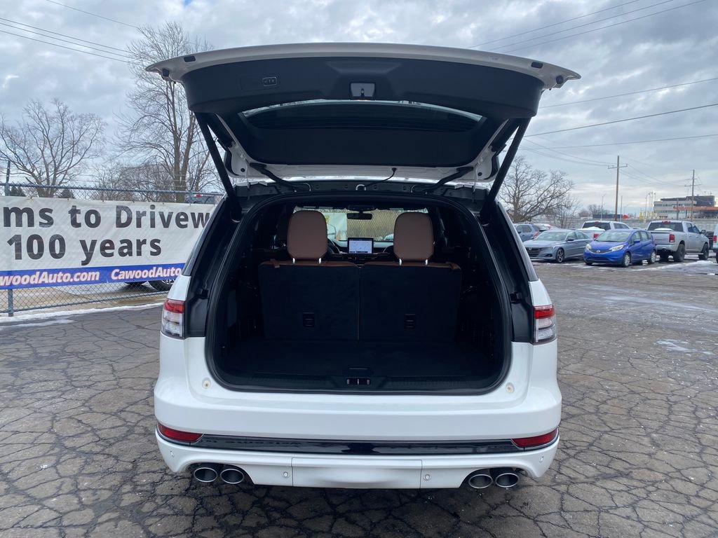 Used 2024 Lincoln Aviator Reserve w/ Equipment Group 201A image 3