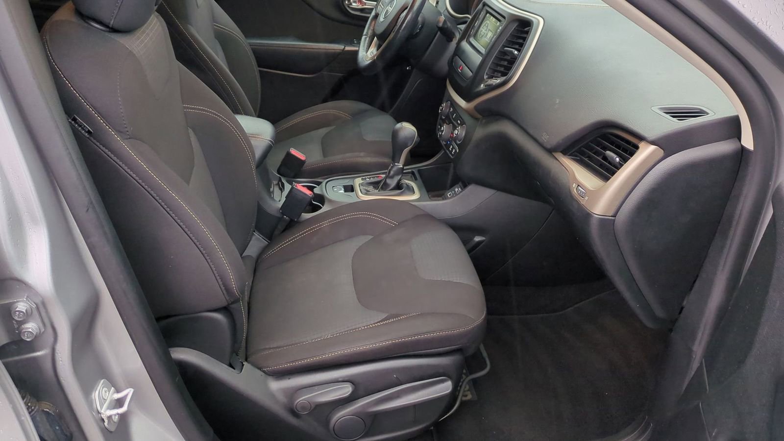 Used 2016 Jeep Cherokee Latitude w/ Comfort/Convenience Group image 23