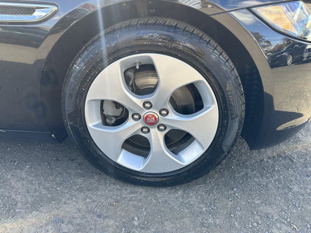 Used 2018 Jaguar XE Premium image 28