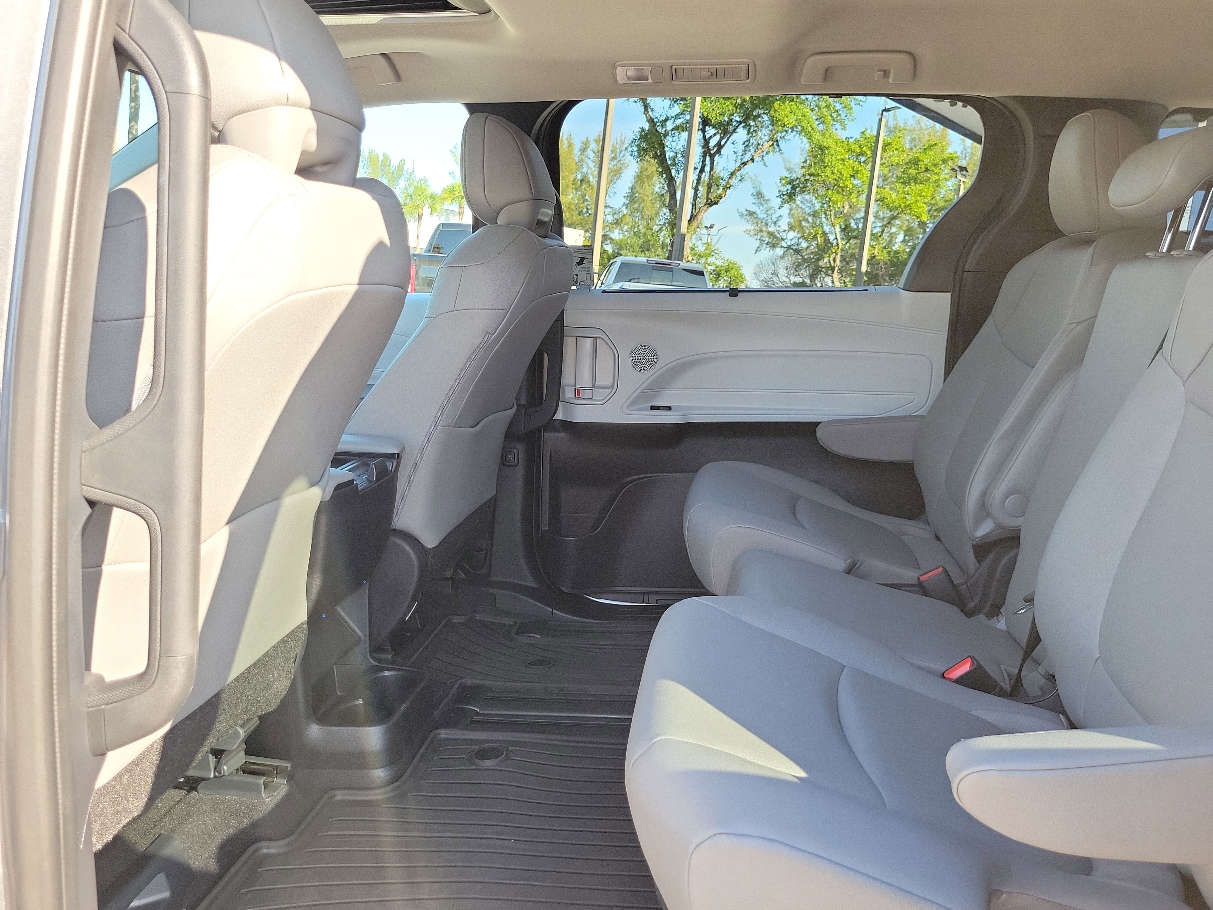 Used 2026 Toyota Sienna XLE FWD image 15