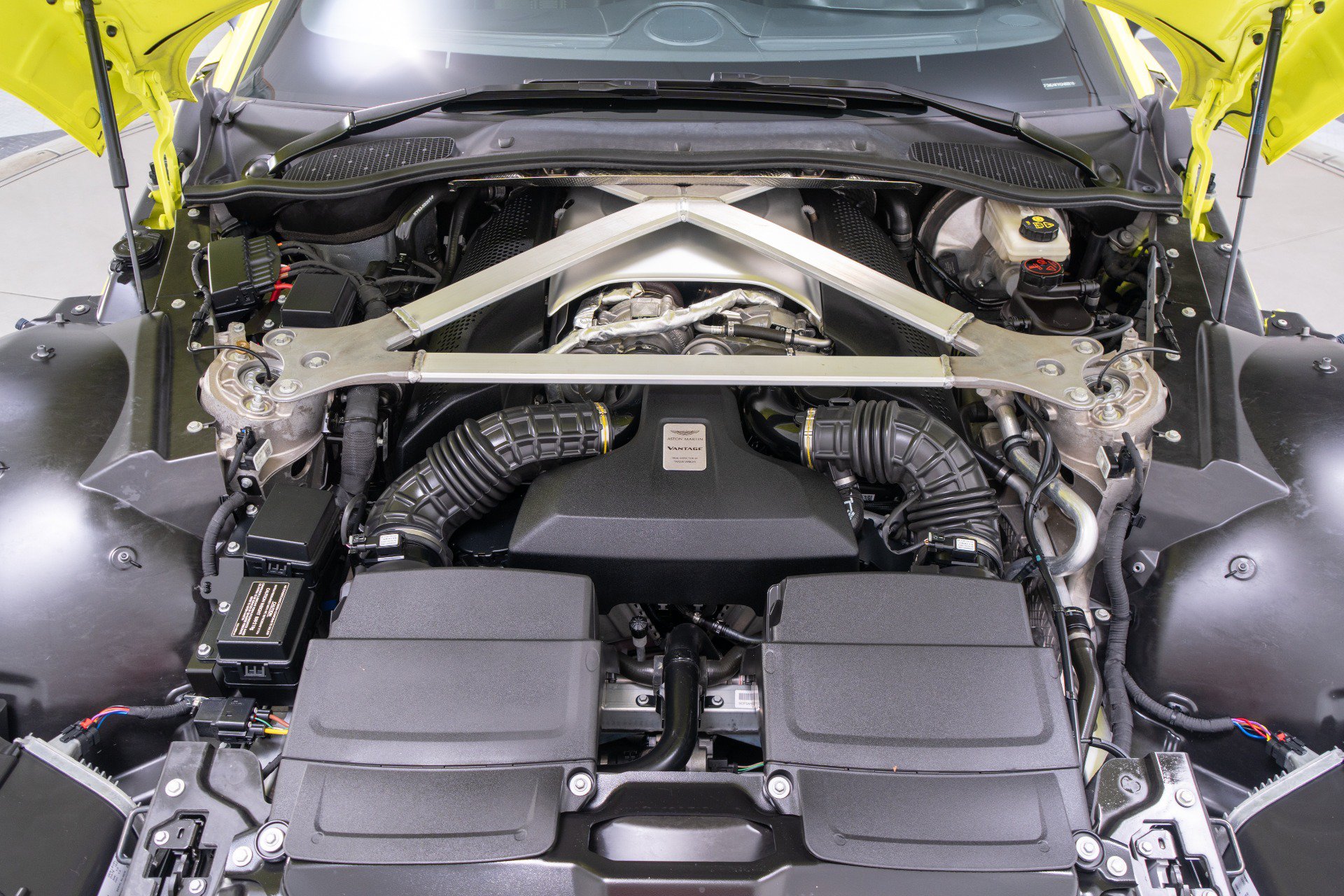 Used 2019 Aston Martin V8 Vantage Coupe RWD image 12