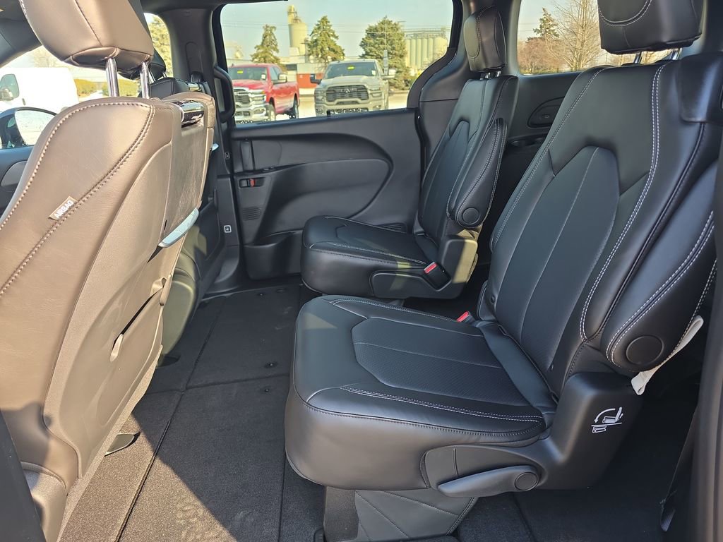 New 2026 Chrysler Pacifica Select AWD/4WD image 9