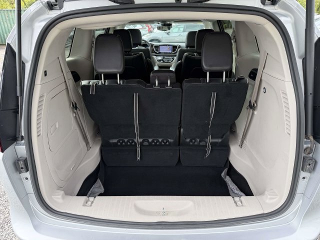 Used 2023 Chrysler Pacifica Limited FWD image 13