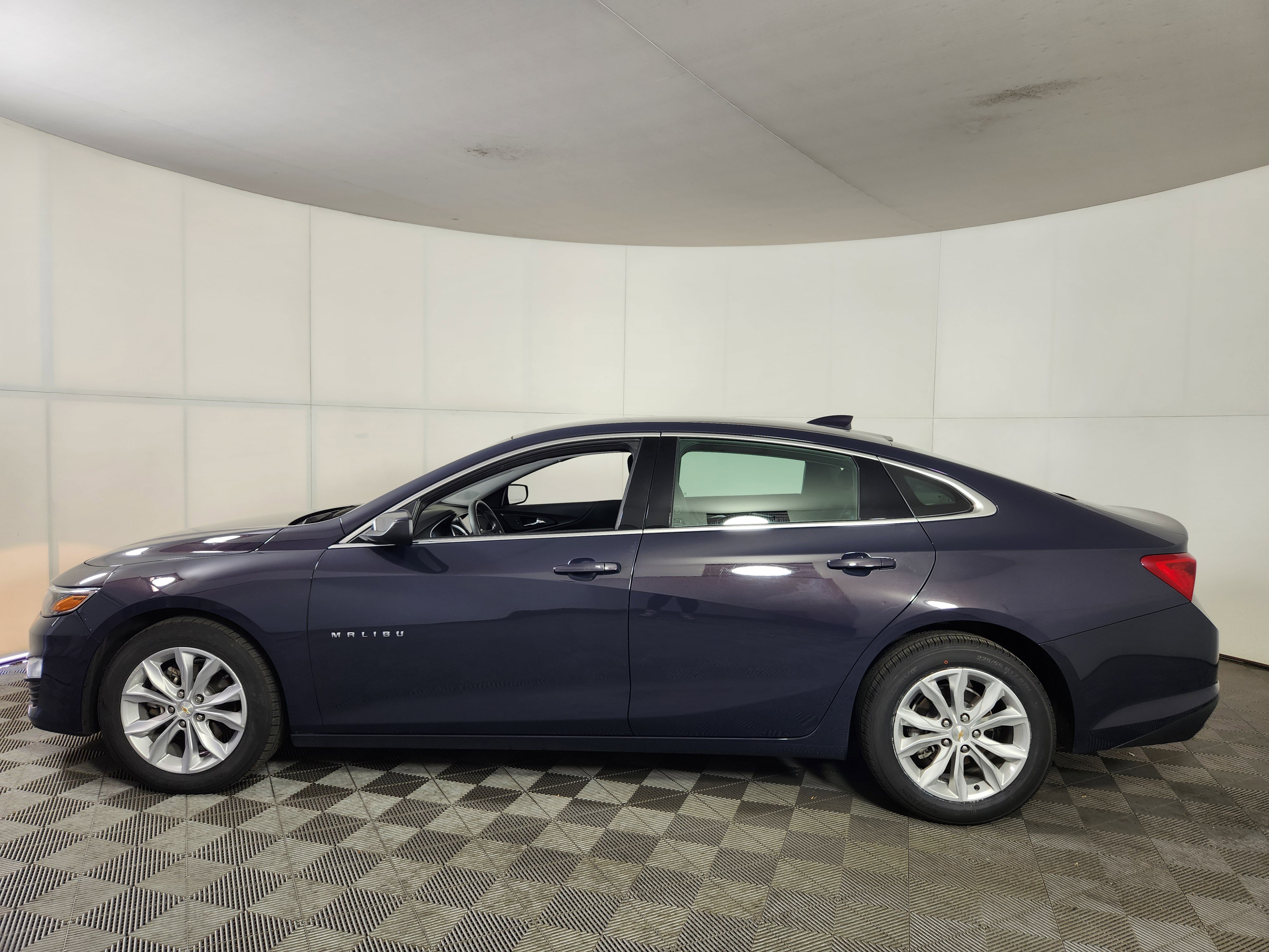 Used 2025 Chevrolet Malibu LT FWD image 4