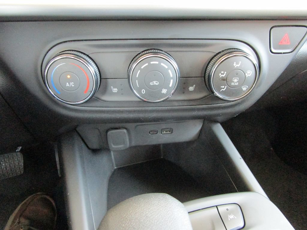 Used 2024 Chevrolet Trax RS FWD image 30
