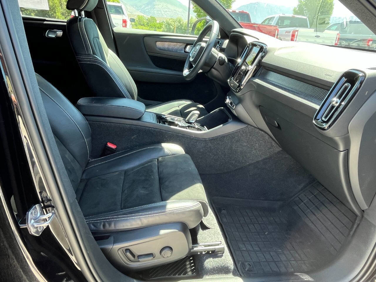 Used 2022 Volvo XC40 T5 R-Design w/ Advanced Package image 11