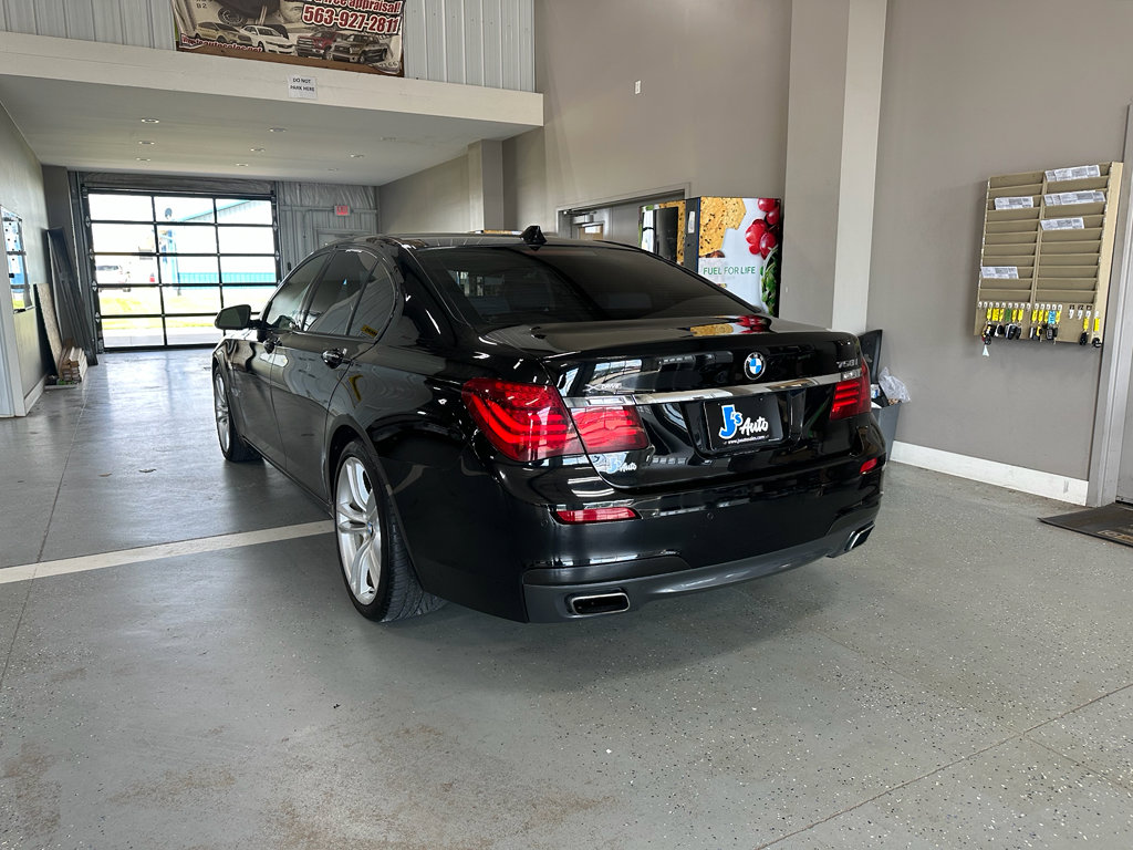 Used 2013 BMW 750i xDrive image 7