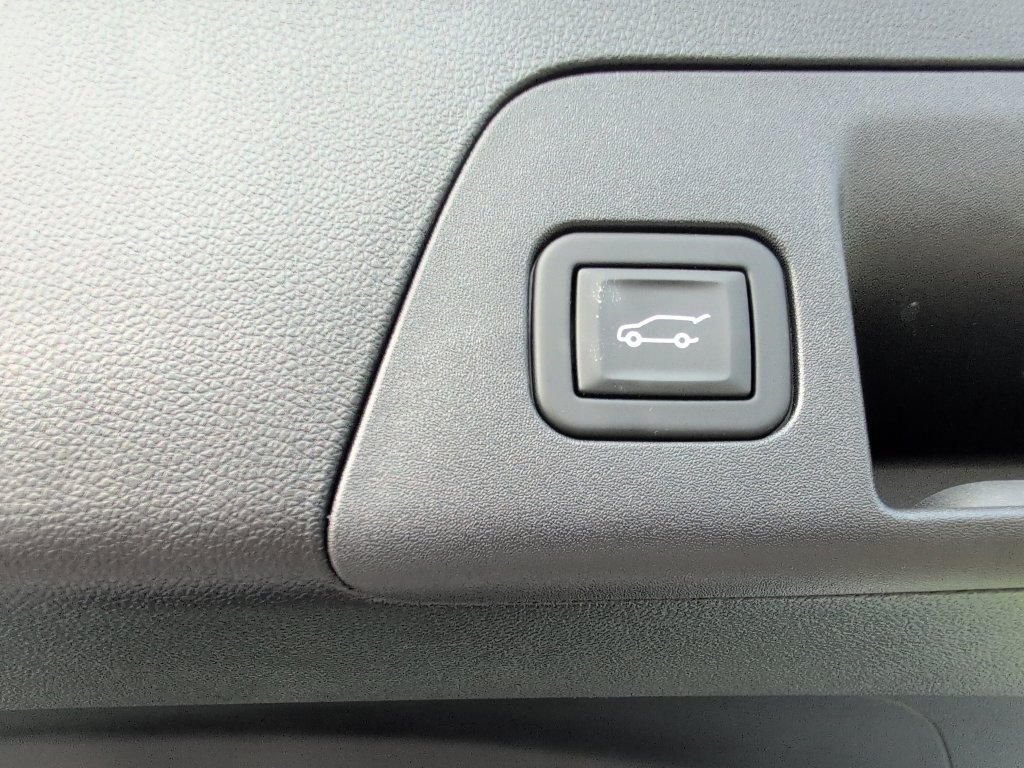 Used 2023 Buick Envision Essence w/ Technology Package I image 5