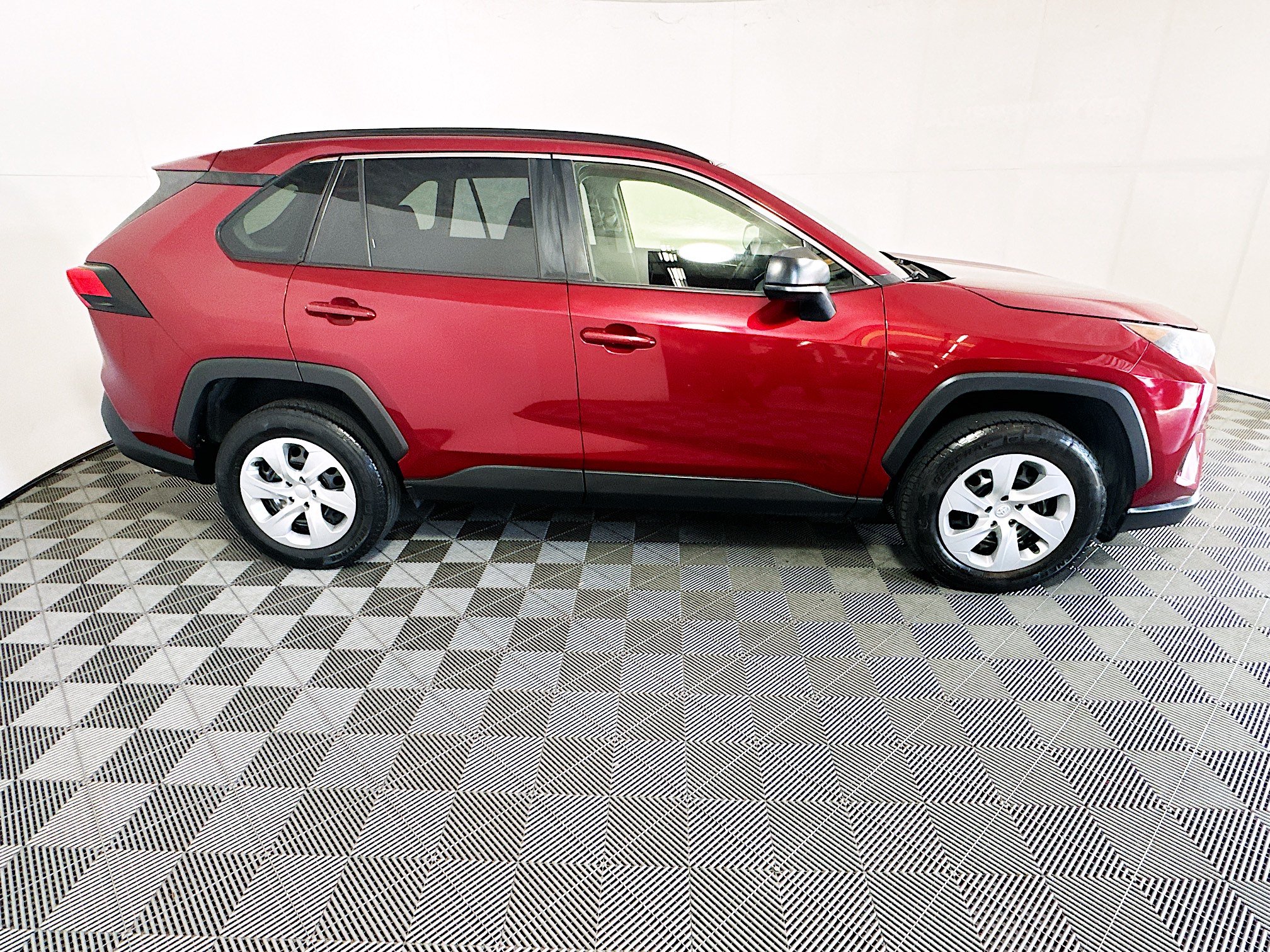 Used 2019 Toyota RAV4 LE FWD image 2