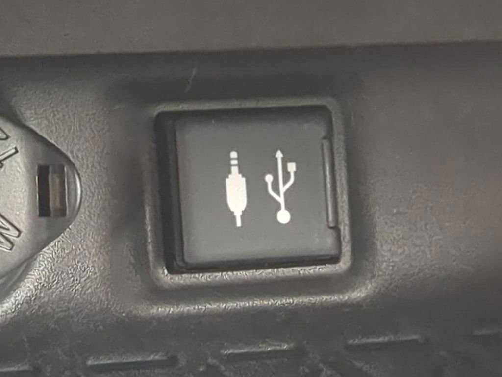 Used 2019 Toyota RAV4 LE image 21
