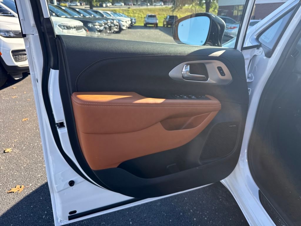New 2026 Chrysler Pacifica Pinnacle image 14