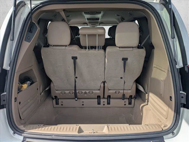 Used 2014 Chrysler Town & Country Touring-L w/ Driver Convenience Group image 6