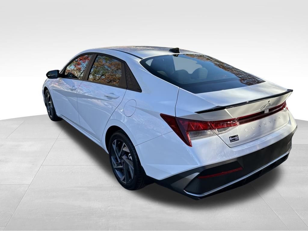 Certified 2025 Hyundai Elantra Sport image 3