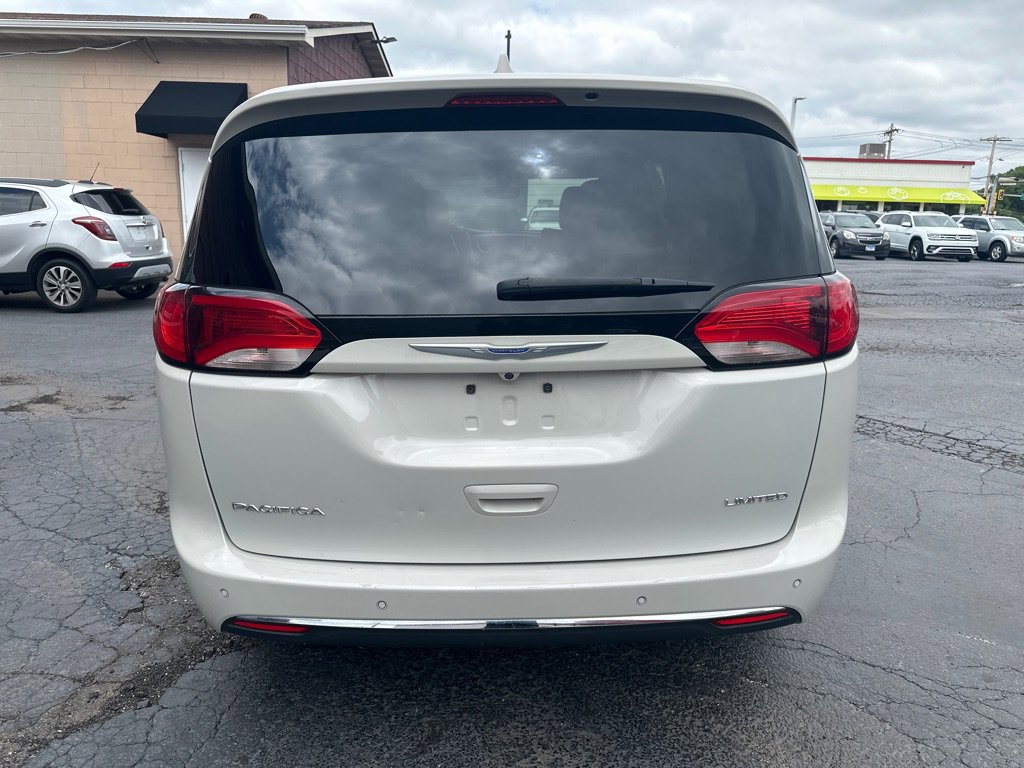 Used 2020 Chrysler Pacifica Limited FWD image 4