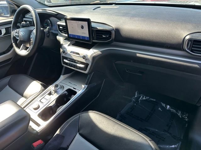 Used 2024 Ford Explorer XLT w/ Equipment Group 202A AWD/4WD image 9