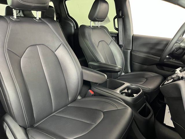 Used 2026 Chrysler Pacifica Select FWD image 42
