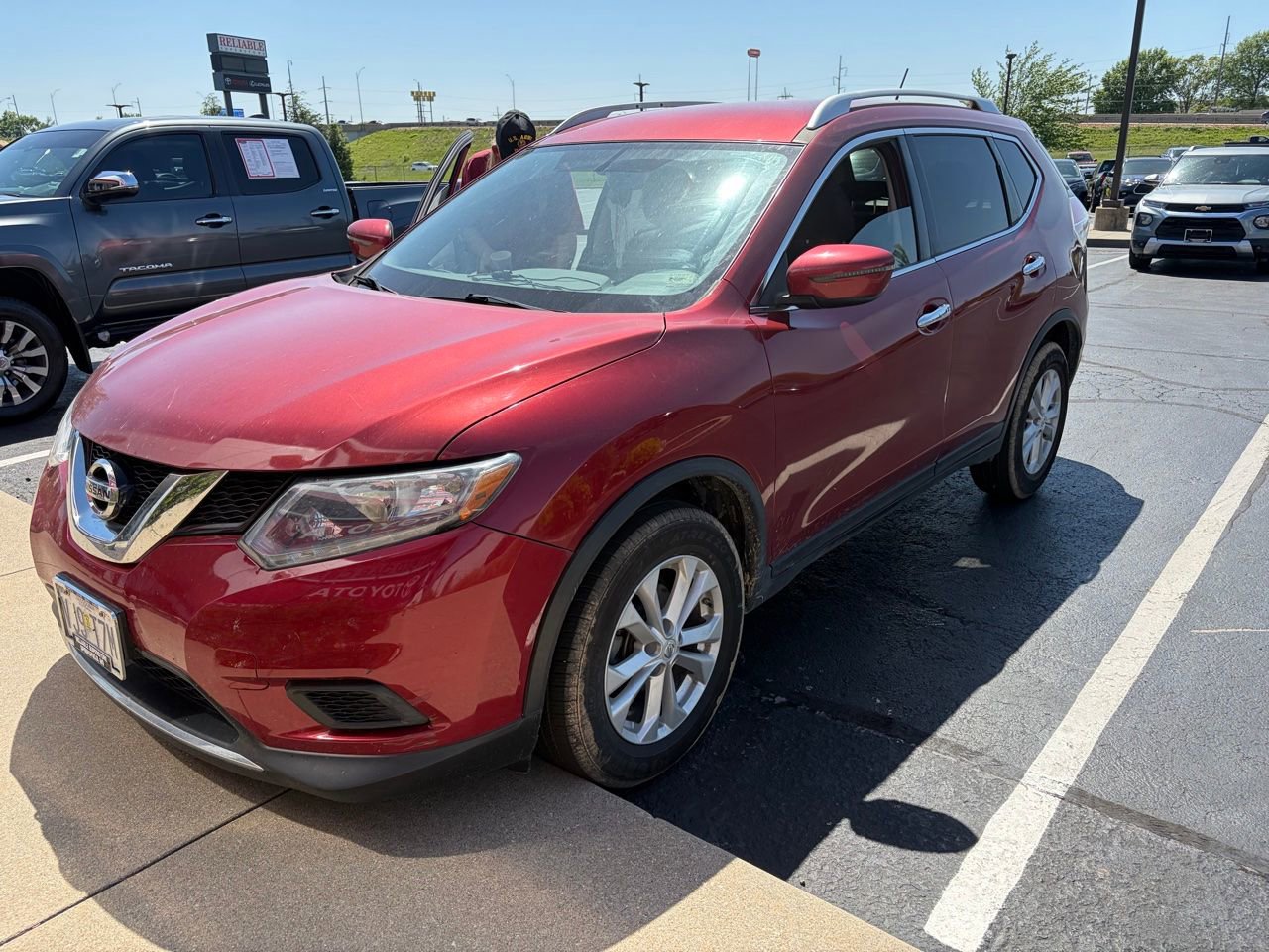 Used 2016 Nissan Rogue SV image 2