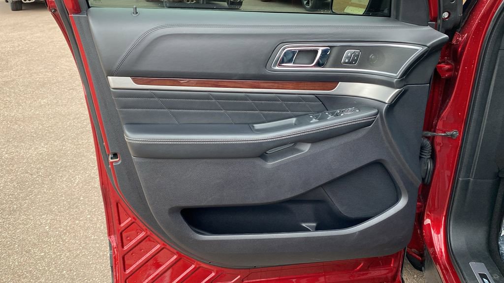 Used 2019 Ford Explorer Platinum image 17