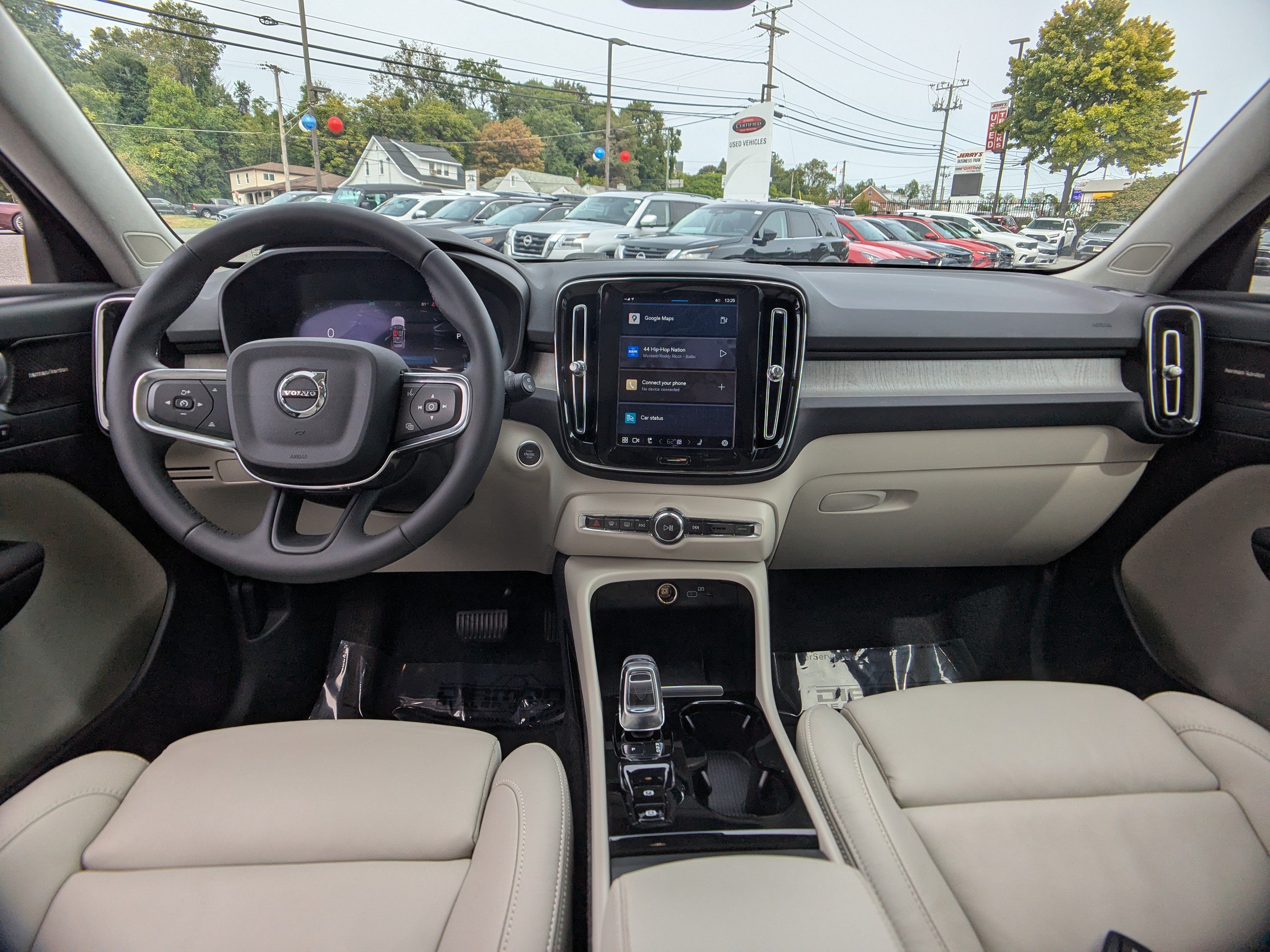 Used 2023 Volvo XC40 B5 Plus w/ Protection Package Premier AWD/4WD image 16