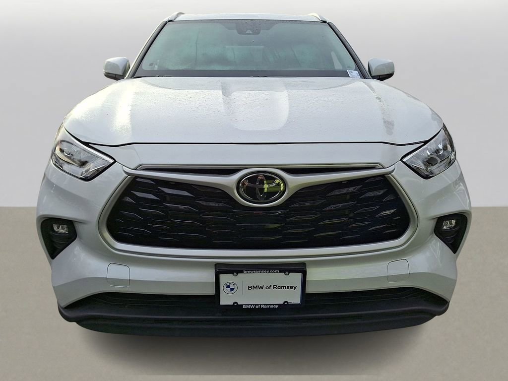 Used 2024 Toyota Highlander XLE image 2