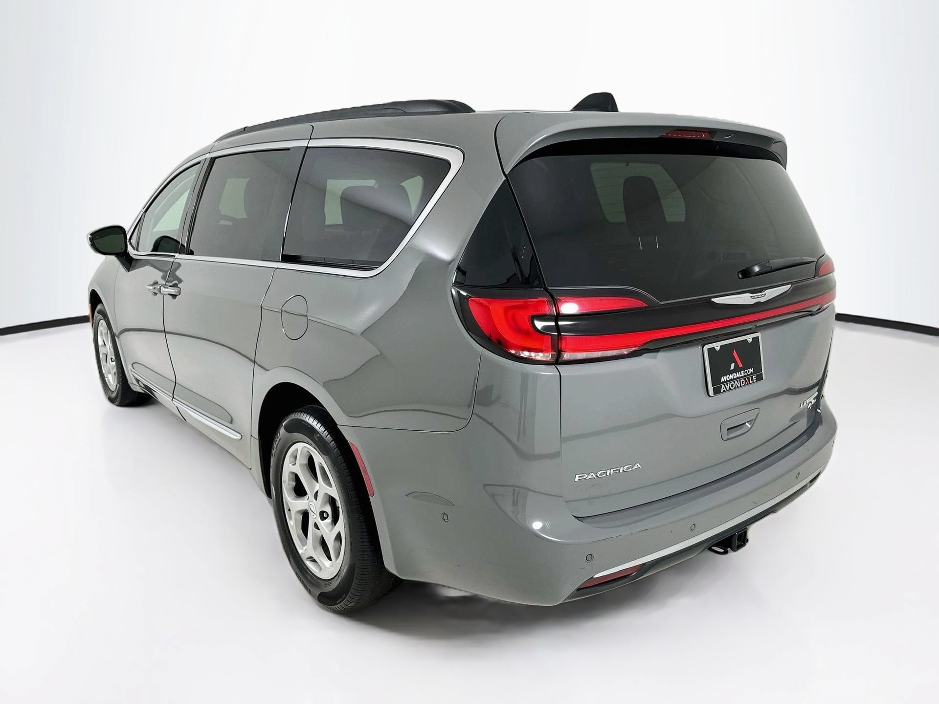 Used 2023 Chrysler Pacifica Limited w/ Uconnect Theater Family Group AWD/4WD image 6