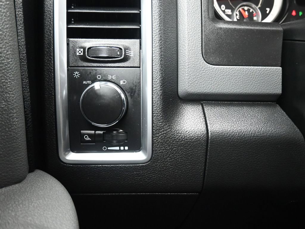 Used 2018 RAM 1500 Classic SLT AWD/4WD image 24