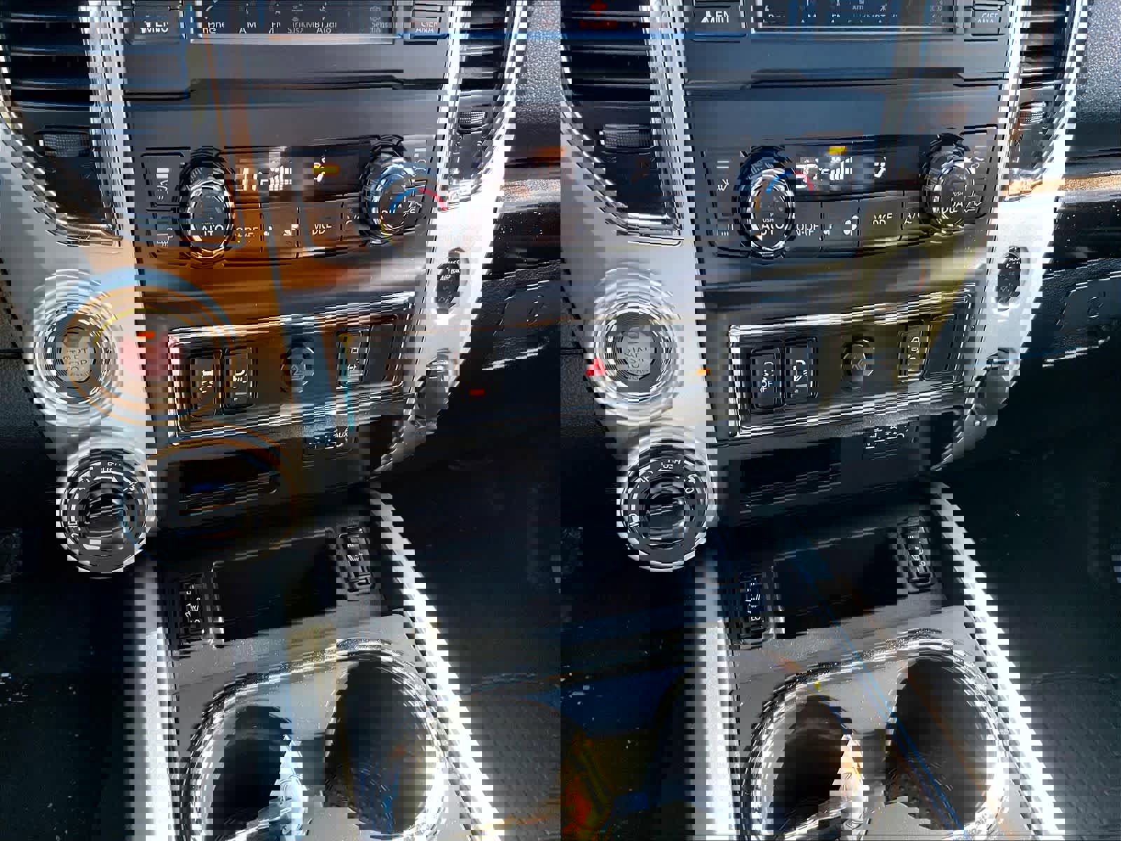 Used 2019 Nissan Titan SV w/ SV Convenience Package image 27