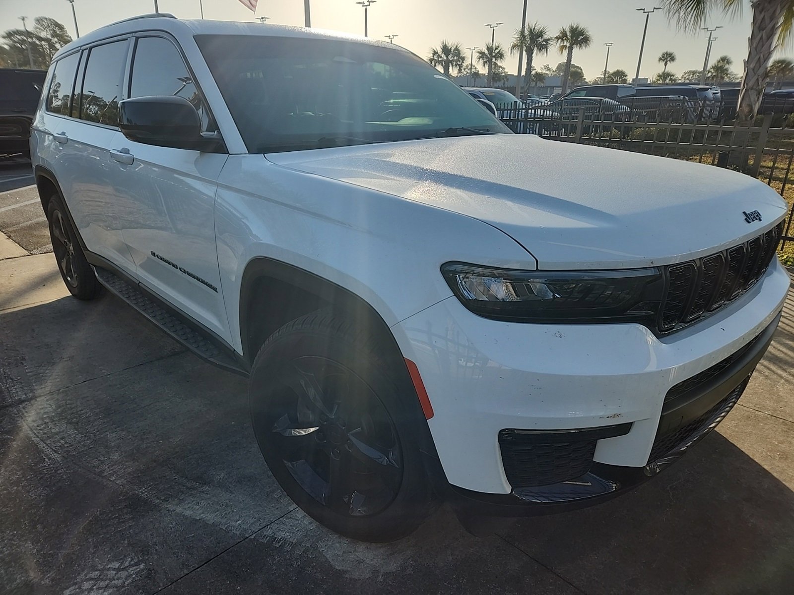 Used 2023 Jeep Grand Cherokee L Limited w/ Black Appearance Package image 3