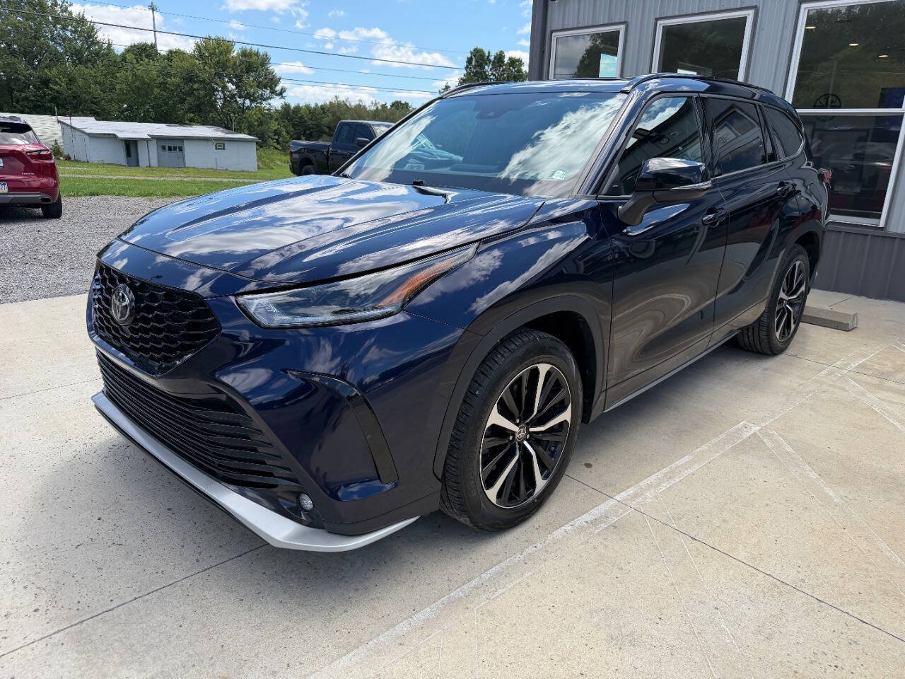 Used 2022 Toyota Highlander XSE AWD/4WD image 3