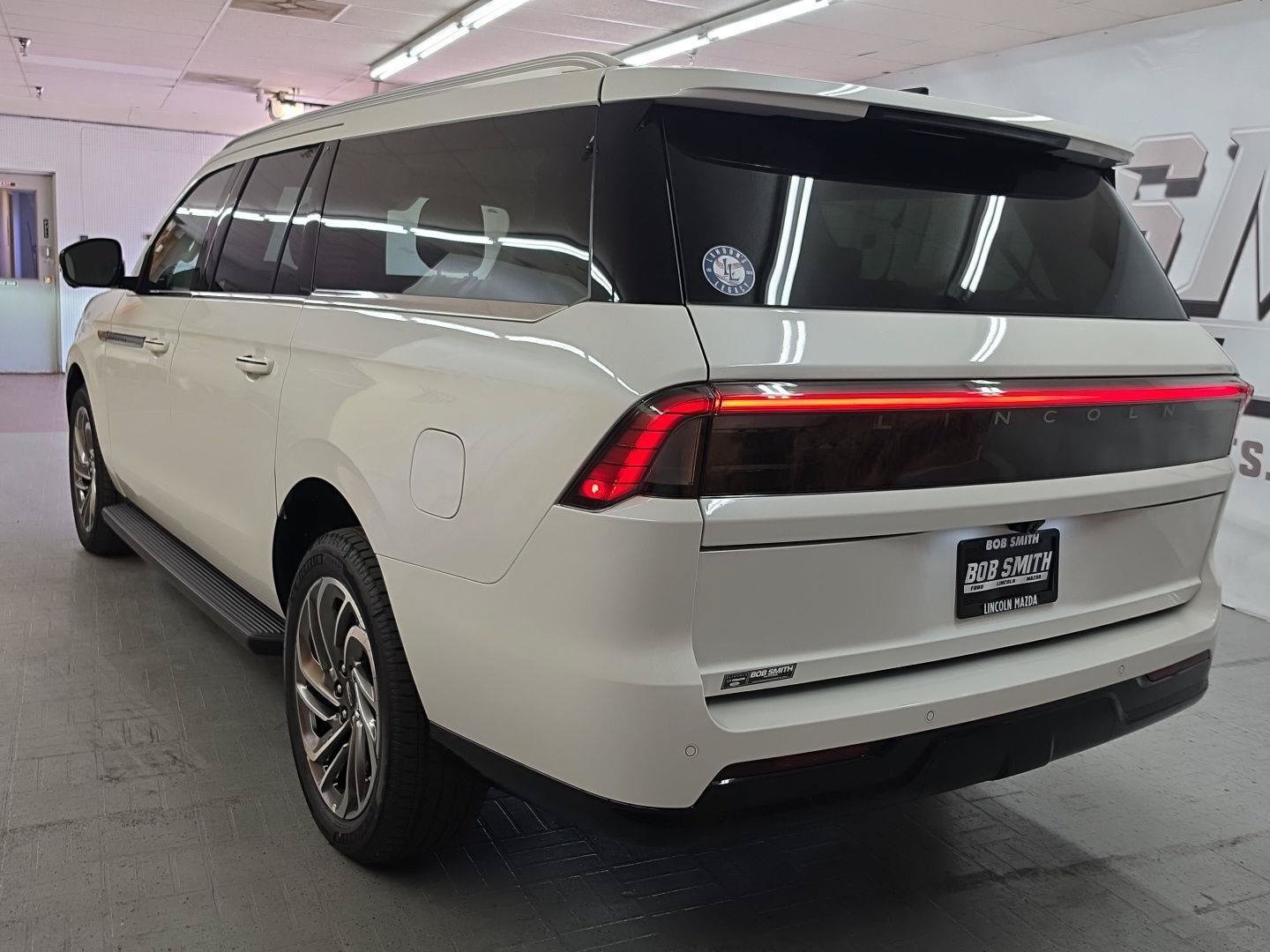 New 2027 Lincoln Navigator L Premier AWD/4WD image 4