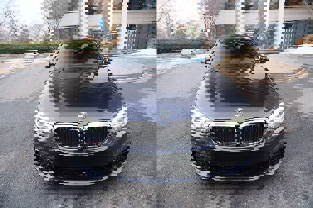 Used 2019 BMW 540i xDrive w/ M Sport Package image 3