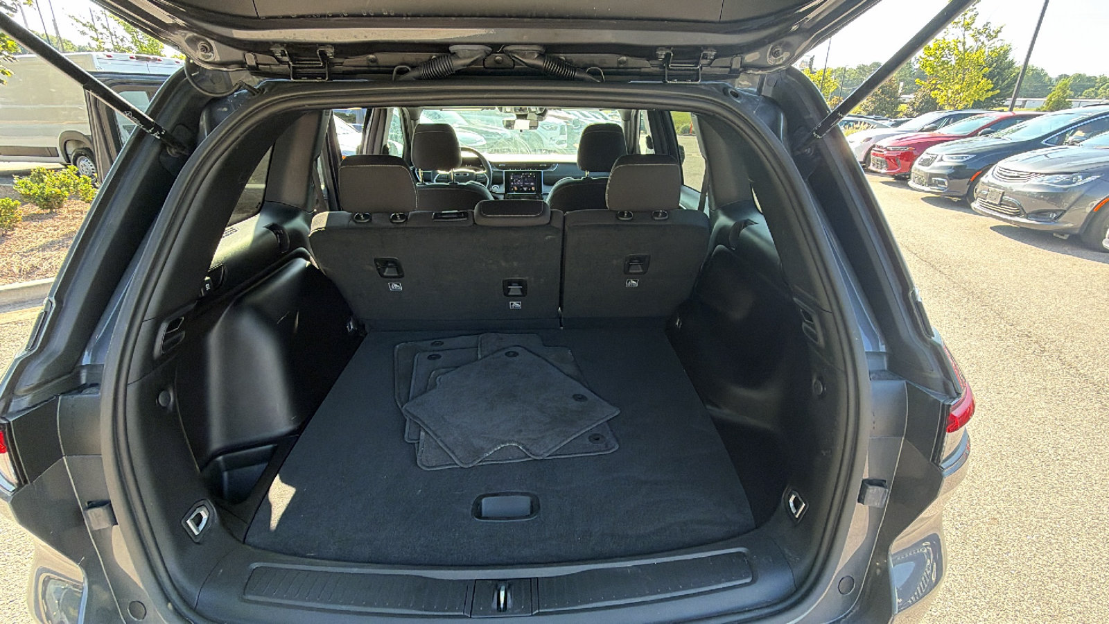 Used 2025 Jeep Grand Cherokee Laredo X RWD image 13