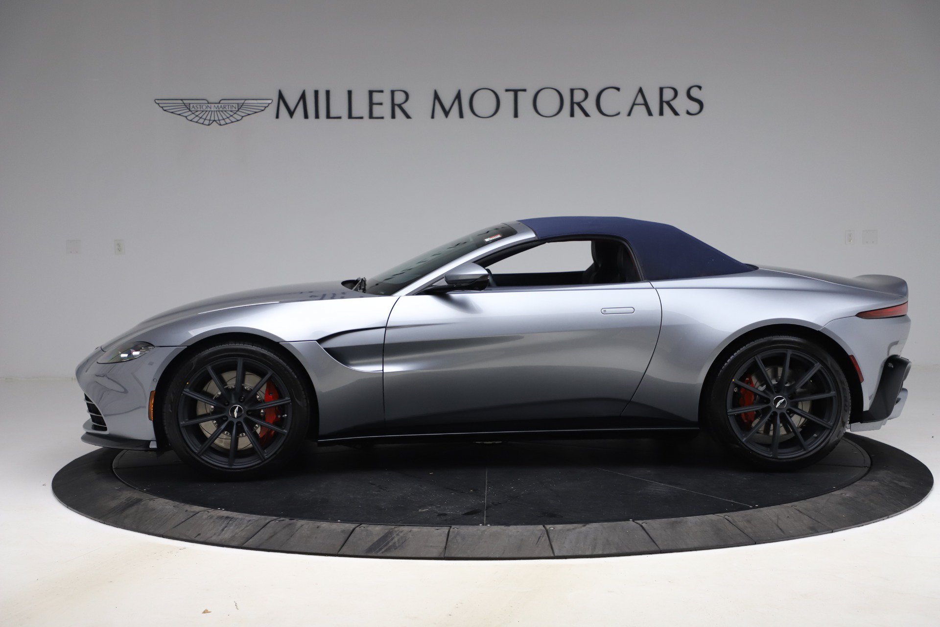 Used 2021 Aston Martin V8 Vantage Roadster RWD image 16