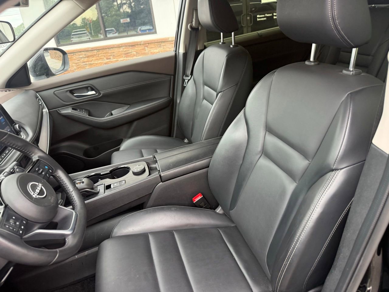 Used 2023 Nissan Rogue SV w/ SV Premium B Package AWD/4WD image 3