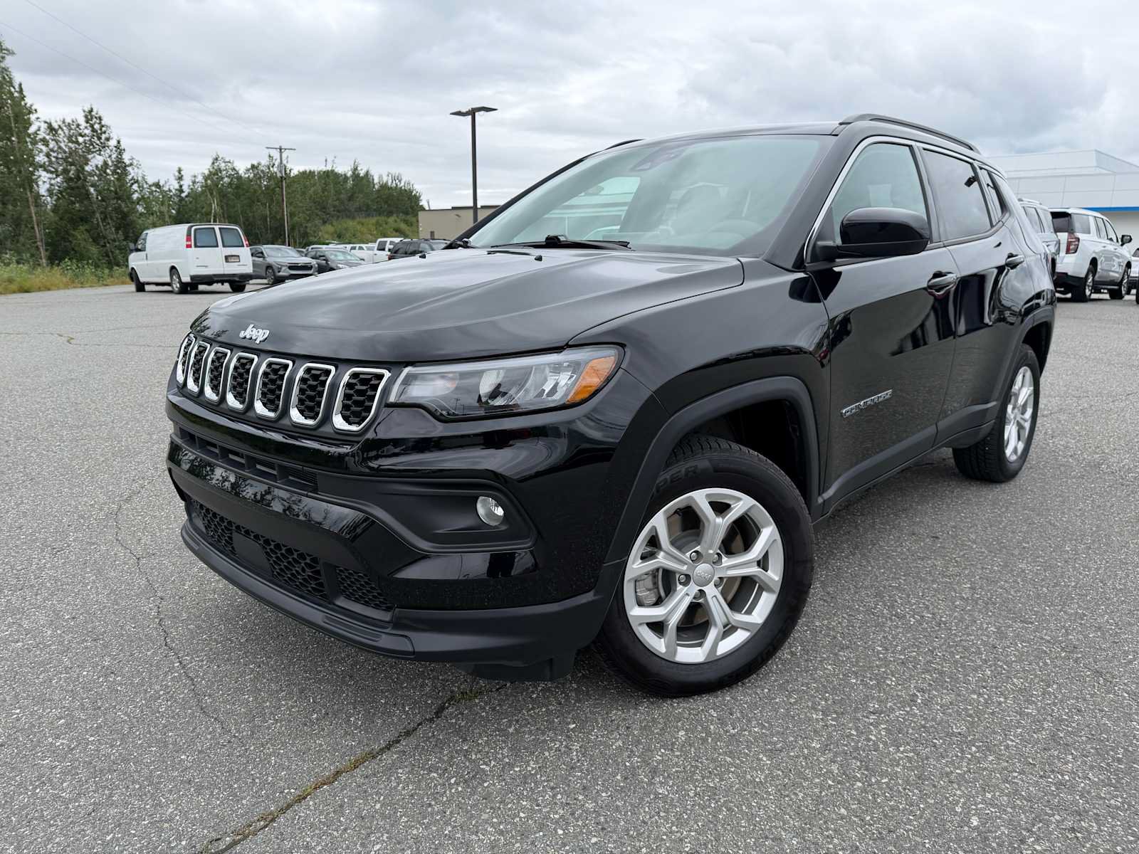 Used 2024 Jeep Compass Latitude w/ Sun and Sound Group AWD/4WD image 1