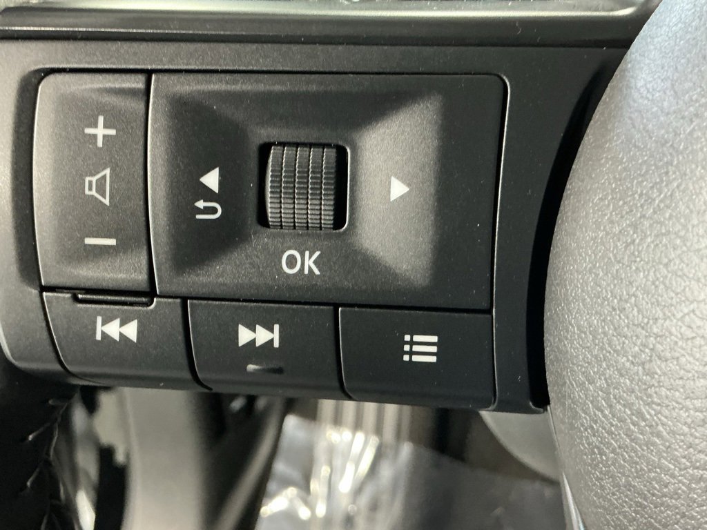 Used 2025 Nissan Pathfinder SV image 10